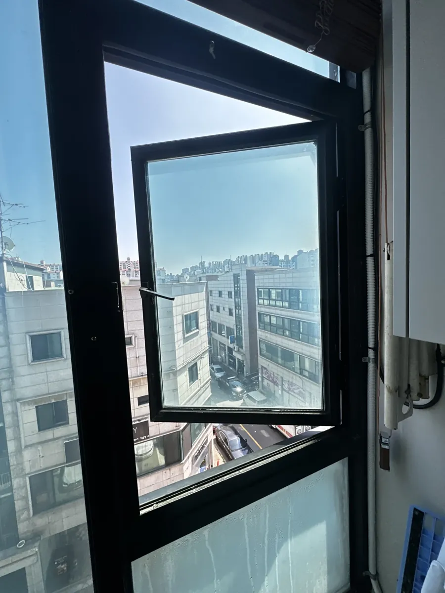 완전히 안열리고 틀어진 창호 수리 이후 캐시먼트 창문