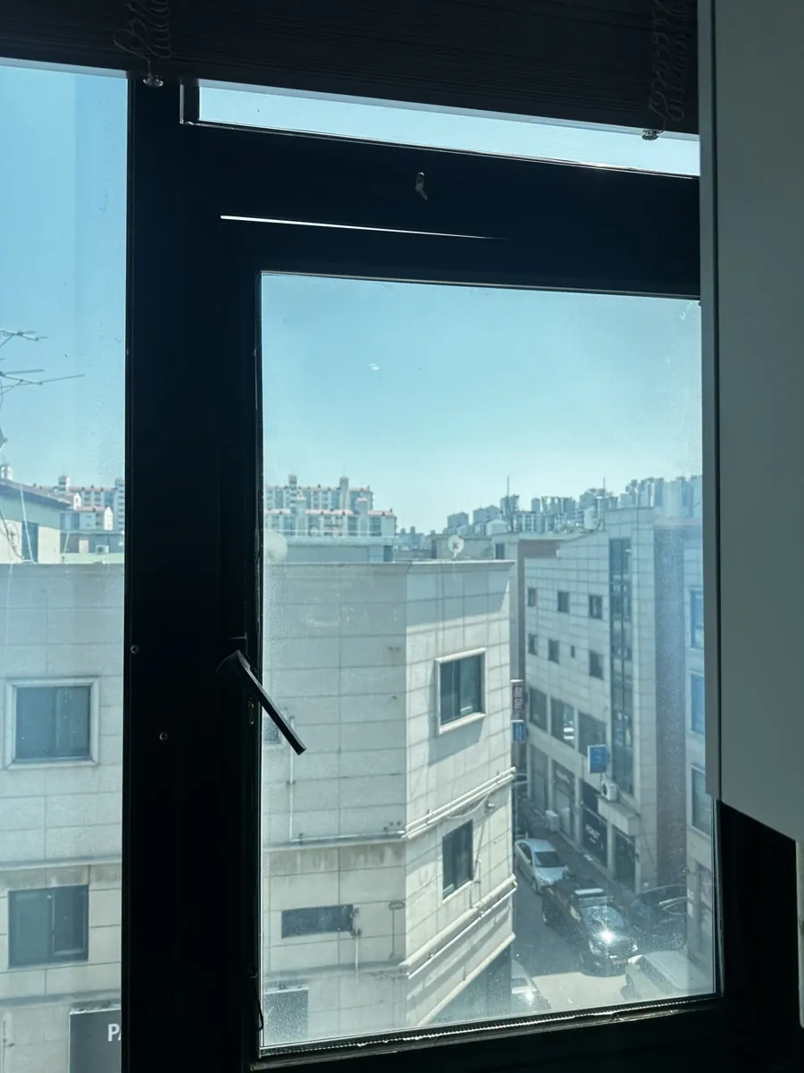 완전히 안열리고 틀어진 창호 수리 이전 캐시먼트 창문