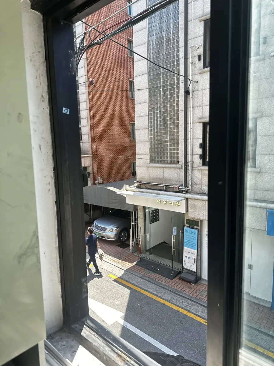 떨어진 창호 수리 이후 캐시먼트 창문