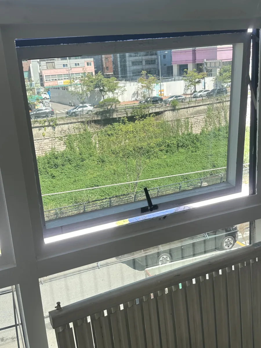 완전히 안열리는 창호 수리 이전 캐시먼트 창문